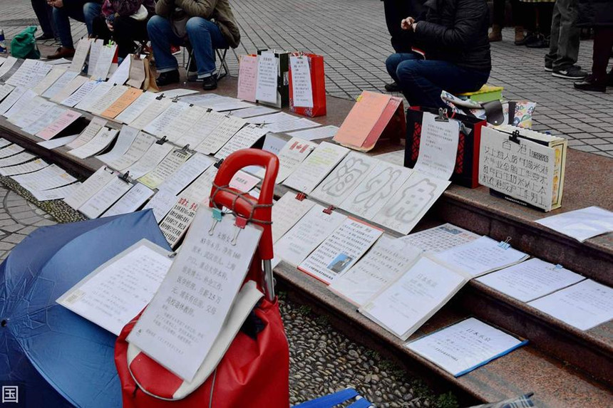 Cha mẹ TQ mang ô đến công viên xem mặt tìm bạn đời cho con